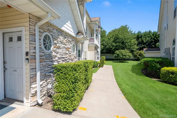 Property Slideshow image 3 of 24 | 406 narragansett villas dr, Babylon, NY, 11757
