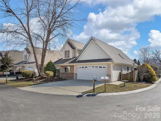 Property Slideshow image 3 of 33 | 40 beekeeper trl, Swannanoa, NC, 28778