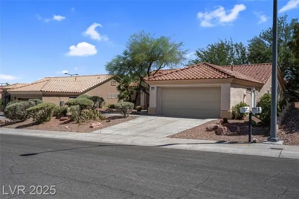 Property Slideshow image 3 of 38 | 10013 cresent creek dr, Las Vegas, NV, 89134
