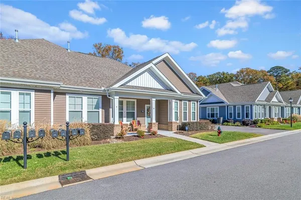 Property Slideshow image 3 of 36 | 936 biltmore way 37, Chesapeake, VA, 23320