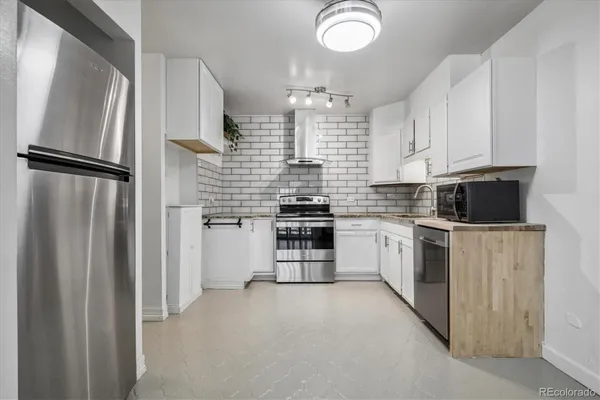 Property Slideshow image 3 of 25 | 705 s alton way 6b, Denver, CO, 80247