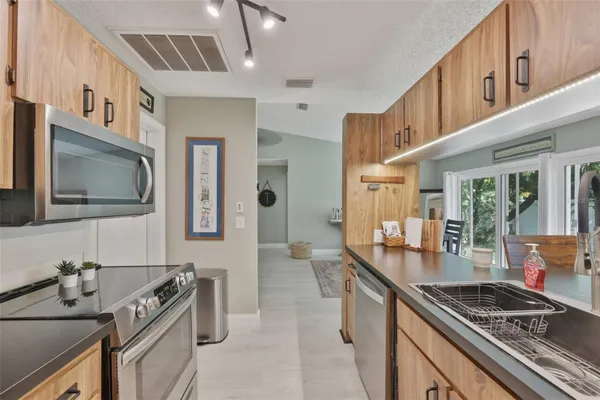 Property Slideshow image 2 of 48 | 2186 marshall dr 2186, Dunedin, FL, 34698