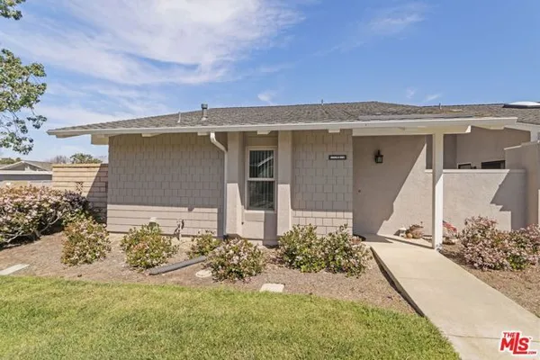 Property Slideshow image 2 of 25 | 8886 plumas cir 1121a, Huntington Beach, CA, 92646