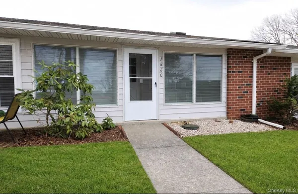 Property Slideshow image 3 of 25 | 186 ventry ct unit c, Ridge, NY, 11961