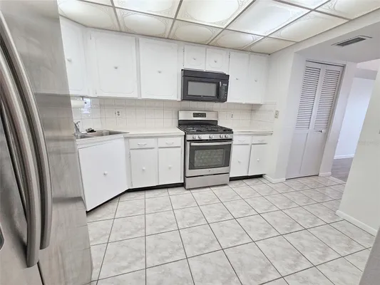 Property Slideshow image 3 of 36 | 5980 shore blvd 405, Gulfport, FL, 33707