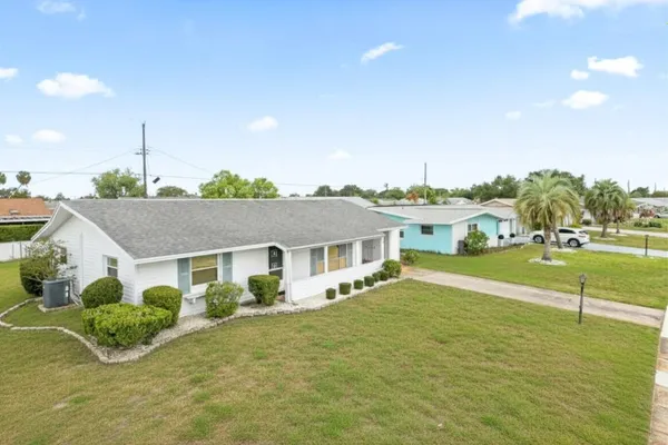 Property Slideshow image 2 of 37 | 816 oakmont ave, Sun City Center, FL, 33573