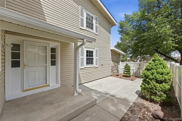 Property Slideshow image 3 of 41 | 2770 s heather gardens way, Aurora, CO, 80014