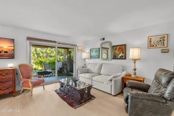 Property Slideshow image 2 of 33 | 351 chestnut hill ct 14, Thousand Oaks, CA, 91360