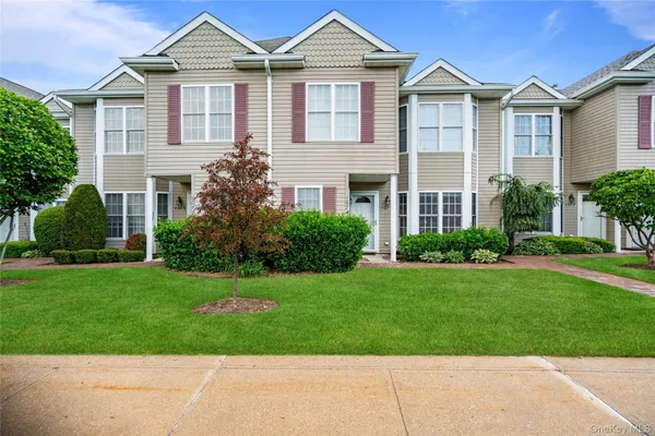 Property Slideshow image 2 of 36 | 1075 savoy dr, Huntington, NY, 11747