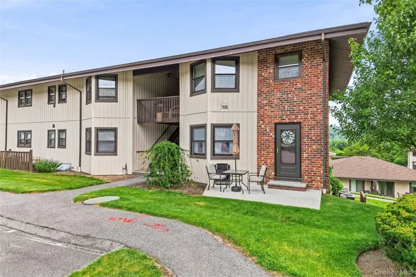Property Slideshow image 3 of 46 | 18 hastings ct b, Yorktown, NY, 10598