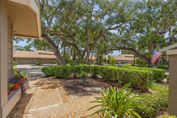 Property Slideshow image 2 of 40 | 4562 forest wood trl 15, Sarasota, FL, 34241
