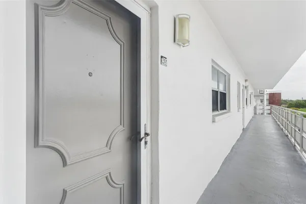 Property Slideshow image 3 of 27 | 5501 80th st 402, St Petersburg, FL, 33709