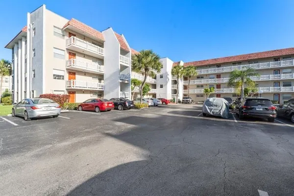 Property Slideshow image 2 of 32 | 3551 inverrary dr 404, Lauderhill, FL, 33319