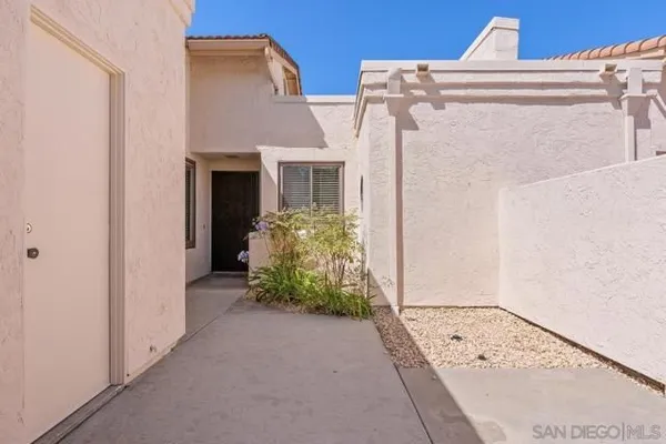 Property Slideshow image 2 of 40 | 12827 via moura, San Diego, CA, 92128