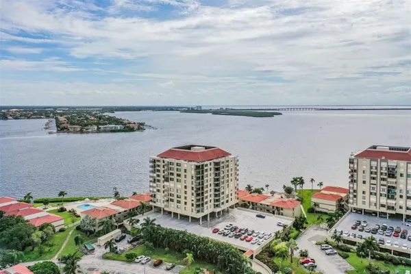 Property Slideshow image 2 of 24 | 6322 palma del mar blvd s apt 1107, Saint Petersburg, FL, 33715