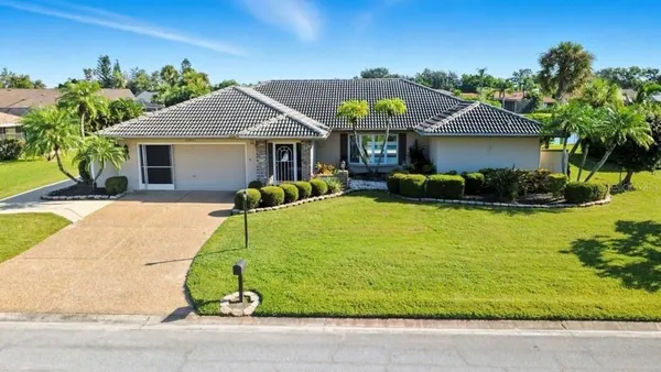 Property Slideshow image 3 of 61 | 6994 country lakes cir, Sarasota, FL, 34243