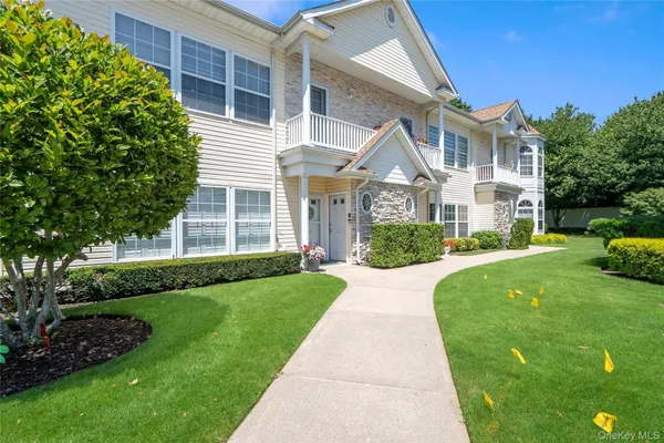Property Slideshow image 2 of 24 | 406 narragansett villas dr, Babylon, NY, 11757