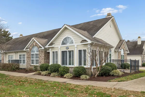 Property Slideshow image 2 of 39 | 825 s browns ln 2102, Gallatin, TN, 37066