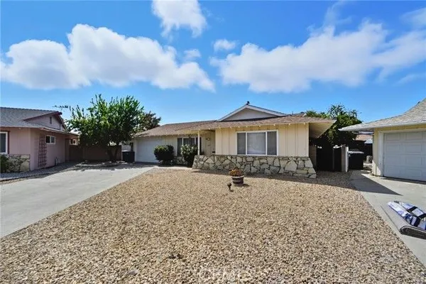 Property Slideshow image 3 of 26 | 1461 w westmont ave, Hemet, CA, 92543