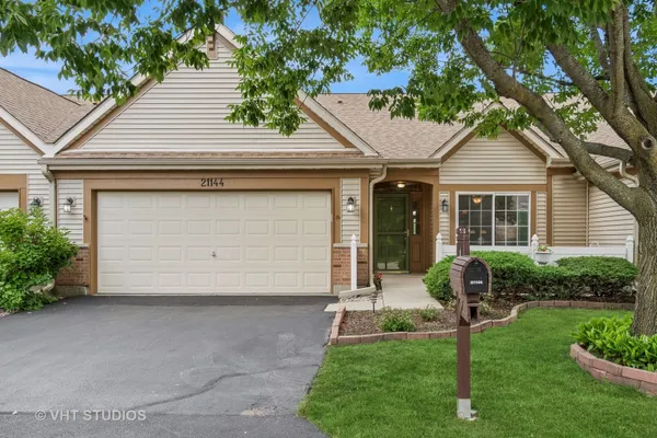 Property Slideshow image 2 of 52 | 21144 buckeye ct, Plainfield, IL, 60544