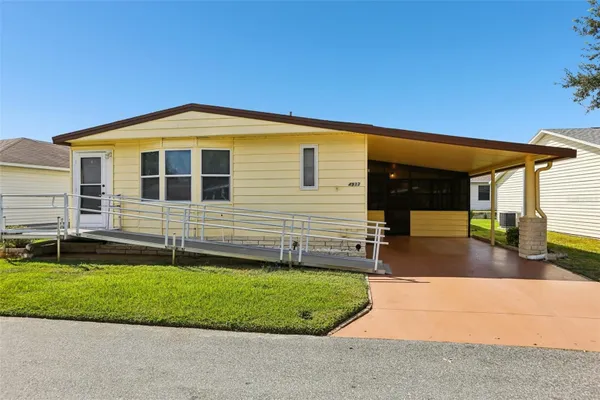 Property Slideshow image 2 of 42 | 4933 colonnades cir, Lakeland, FL, 33811