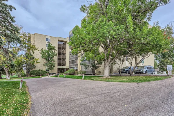 Property Slideshow image 3 of 31 | 13691 e marina dr apt 107, Aurora, CO, 80014