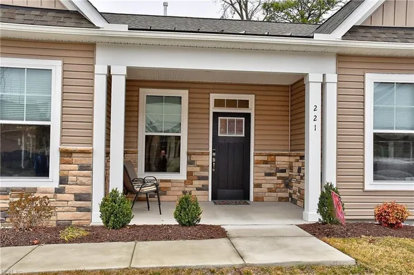Property Slideshow image 3 of 37 | 221 richmond ave, Smithfield, VA, 23430