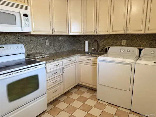 Property Slideshow image 3 of 25 | 58 harbor rd, Babylon, NY, 11701