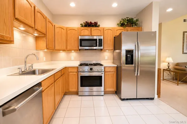 Property Slideshow image 3 of 23 | 562 bardini dr, Huntington, NY, 11747