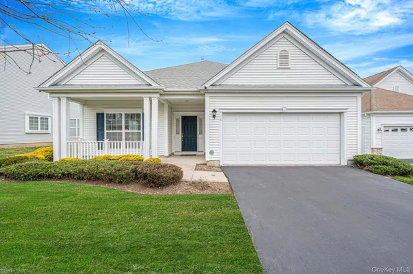 Property Slideshow image 3 of 43 | 16 oakhurst ct, Brookhaven, NY, 11766