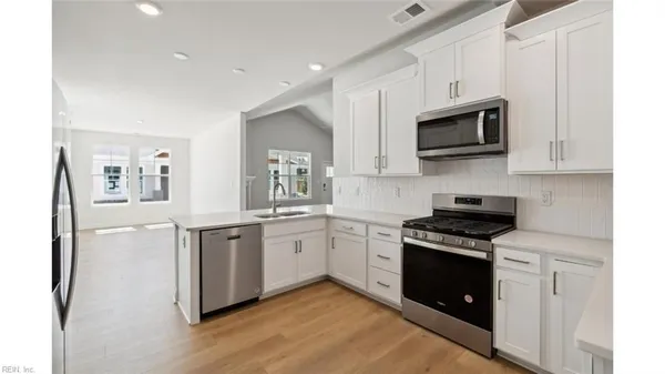 Property Slideshow image 2 of 34 | 2212 edwin dr, Chesapeake, VA, 23322