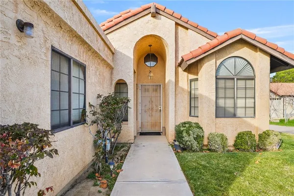 Property Slideshow image 2 of 34 | 19144 cedar dr, Apple Valley, CA, 92308