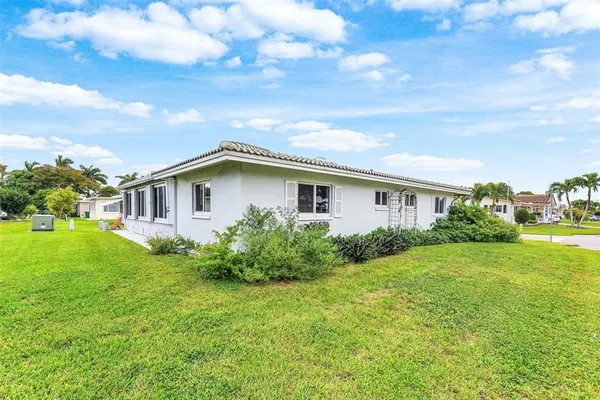 Property Slideshow image 3 of 34 | 4706 nw 43rd ter, Tamarac, FL, 33319