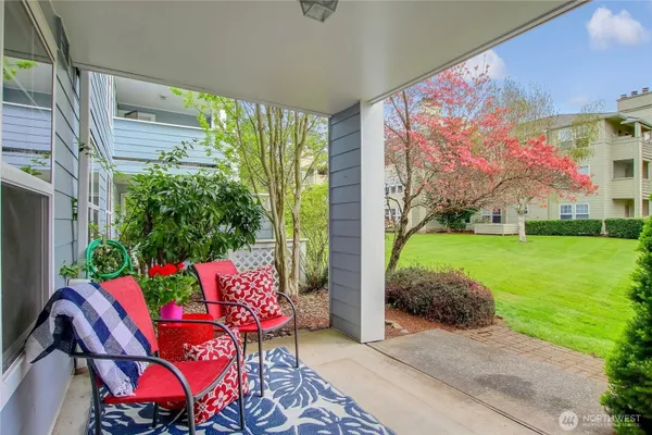 Property Slideshow image 2 of 36 | 4081 224th ln 107, Issaquah, WA, 98029