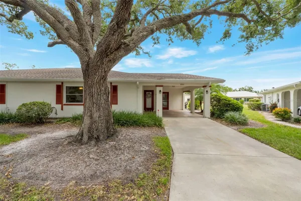 Property Slideshow image 2 of 33 | 1005 harefield cir # 43, Sun City Center, FL, 33573