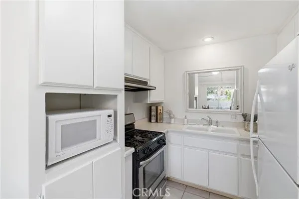 Property Slideshow image 3 of 36 | 19158 avenue of the oaks c, Newhall, CA, 91321