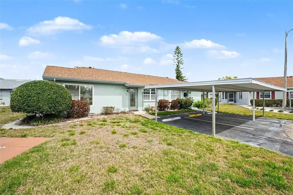 Property Slideshow image 2 of 38 | 401 finchley ct a, Sun City Center, FL, 33573