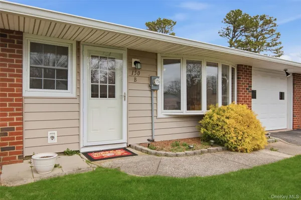 Property Slideshow image 2 of 33 | 150 eastbourne ct b, Brookhaven, NY, 11961