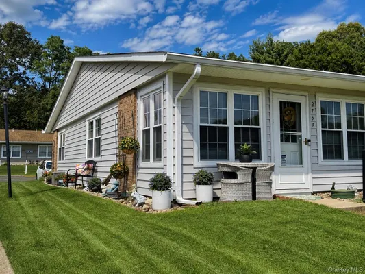 Property Slideshow image 2 of 21 | 275 berwick ct a, Brookhaven, NY, 11961