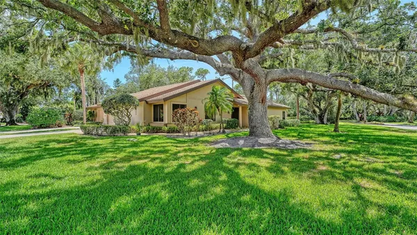 Property Slideshow image 2 of 38 | 4652 oak hollow dr 19, Sarasota, FL, 34241