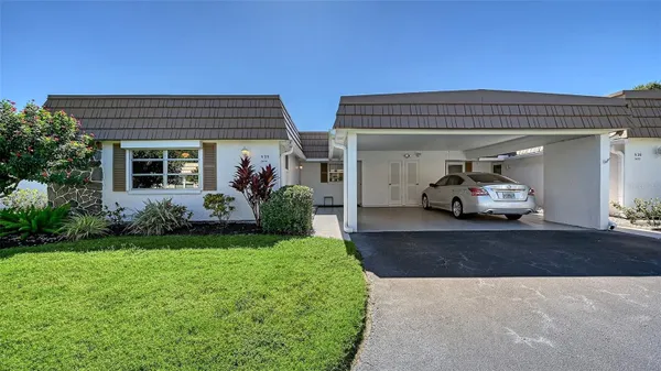 Property Slideshow image 2 of 47 | 5474 riverbluff cir v35, Sarasota, FL, 34231