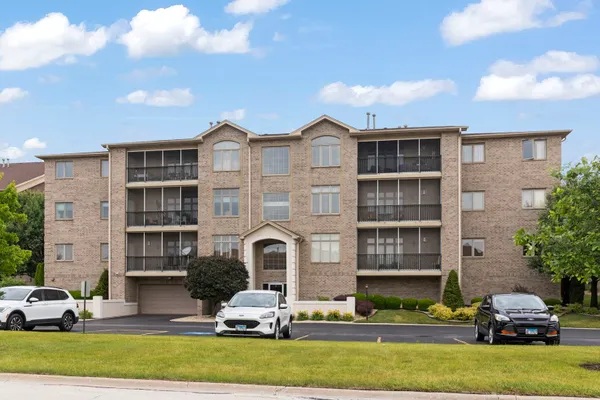 Property Slideshow image 2 of 25 | 18610 pine lake dr 2d, Tinley Park, IL, 60477