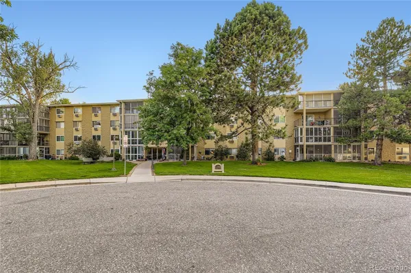 Property Slideshow image 3 of 35 | 13500 e cornell ave 206, Aurora, CO, 80014