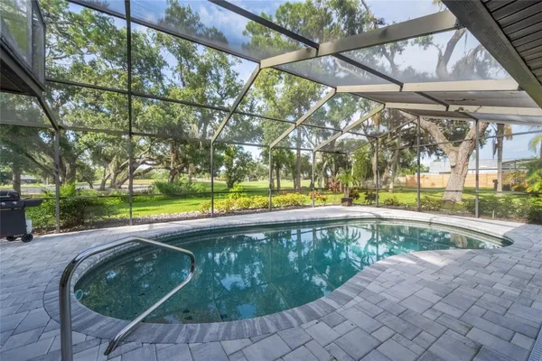 Property Slideshow image 3 of 71 | 5005 canterbury dr, Sarasota, FL, 34243