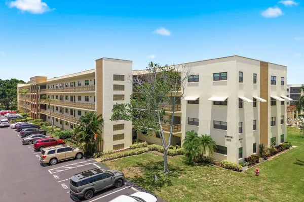 Property Slideshow image 2 of 62 | 6070 80th st 109, St Petersburg, FL, 33709