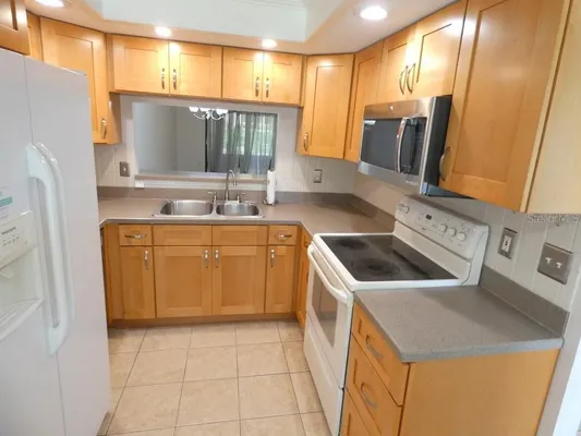 Property Slideshow image 2 of 30 | 2211 eisenhower dr 106, Dunedin, FL, 34698