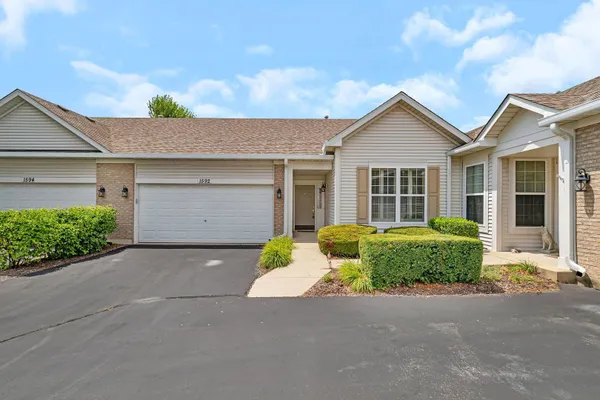 Property Slideshow image 2 of 25 | 1592 w cadillac cir, Romeoville, IL, 60446