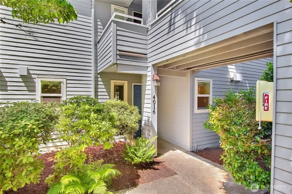 Property Slideshow image 3 of 33 | 4016 220th pl 1137, Issaquah, WA, 98029