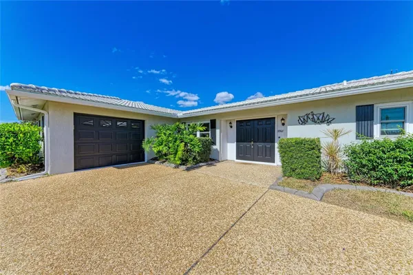 Property Slideshow image 2 of 38 | 3368 sheffield cir, Sarasota, FL, 34239