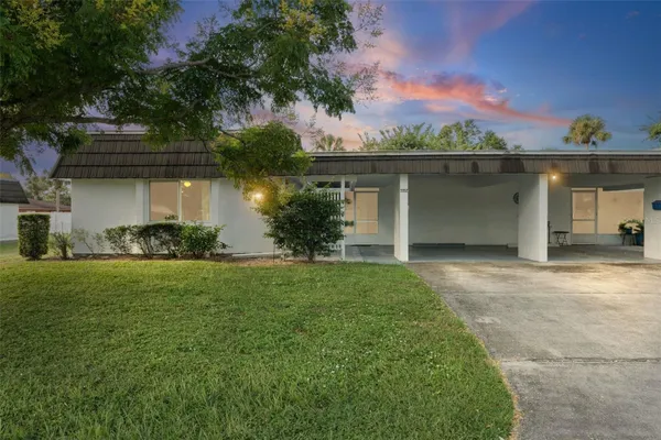 Property Slideshow image 2 of 42 | 3952 ashwood ln 37, Sarasota, FL, 34232